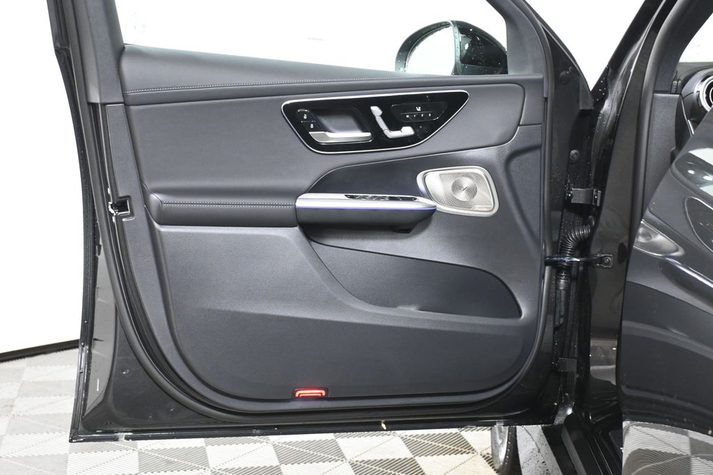 2025 Mercedes-Benz GLC 300 21