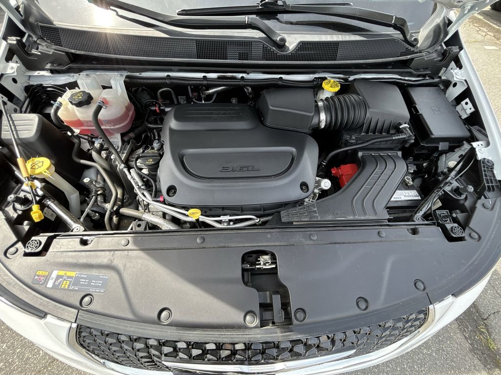 Used 2024 White Chrysler Limited image 18