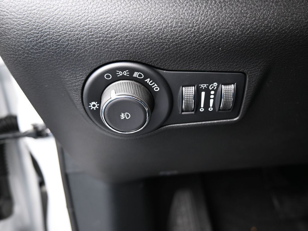 New 2026 bright white clearcoat Jeep Latitude image 25