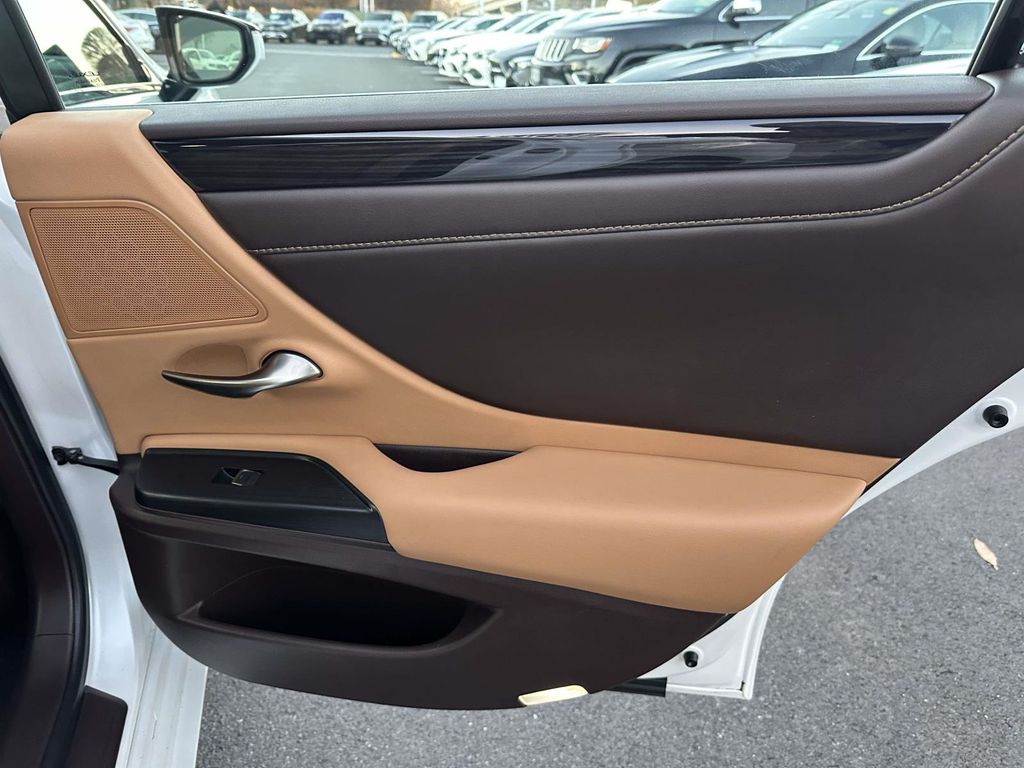 Thumbnail: 2021 Lexus ES - 23