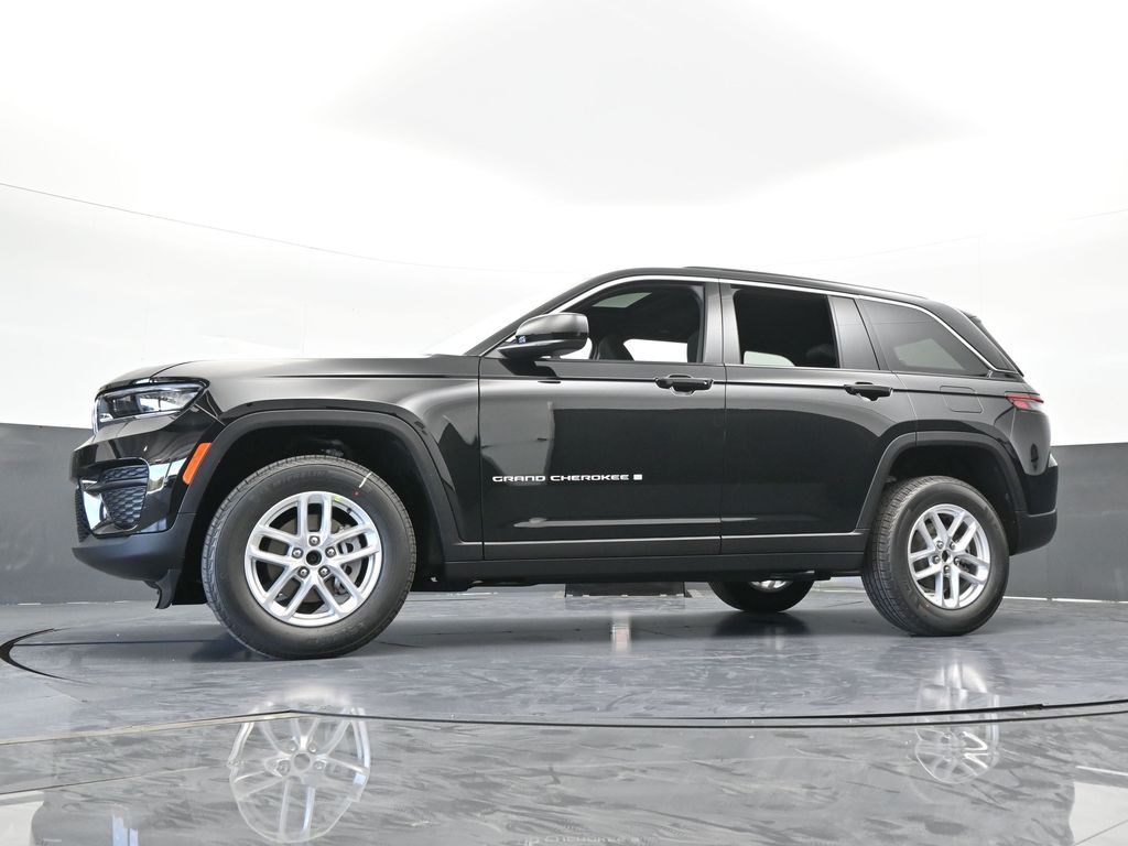 New 2026 Diamond Black Crystal Pearlcoat Jeep Laredo image 50