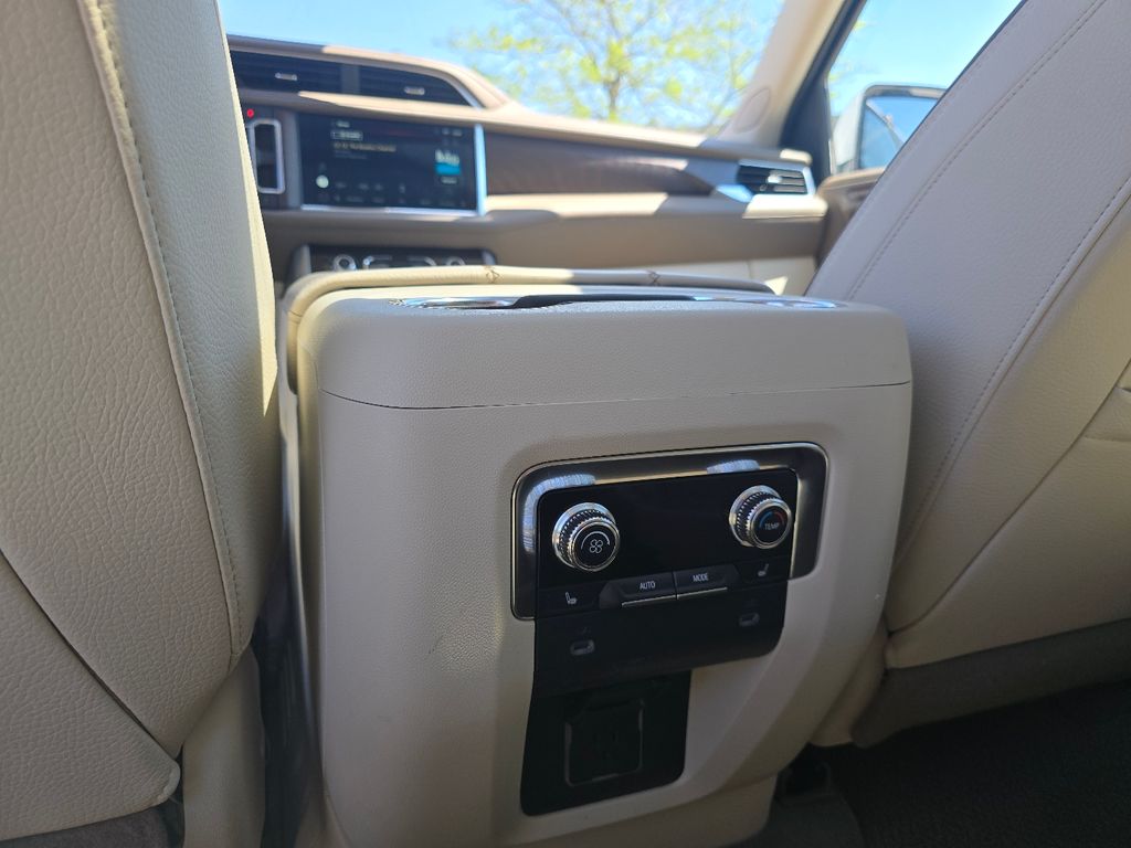 Used 2022 White GMC Denali image 27