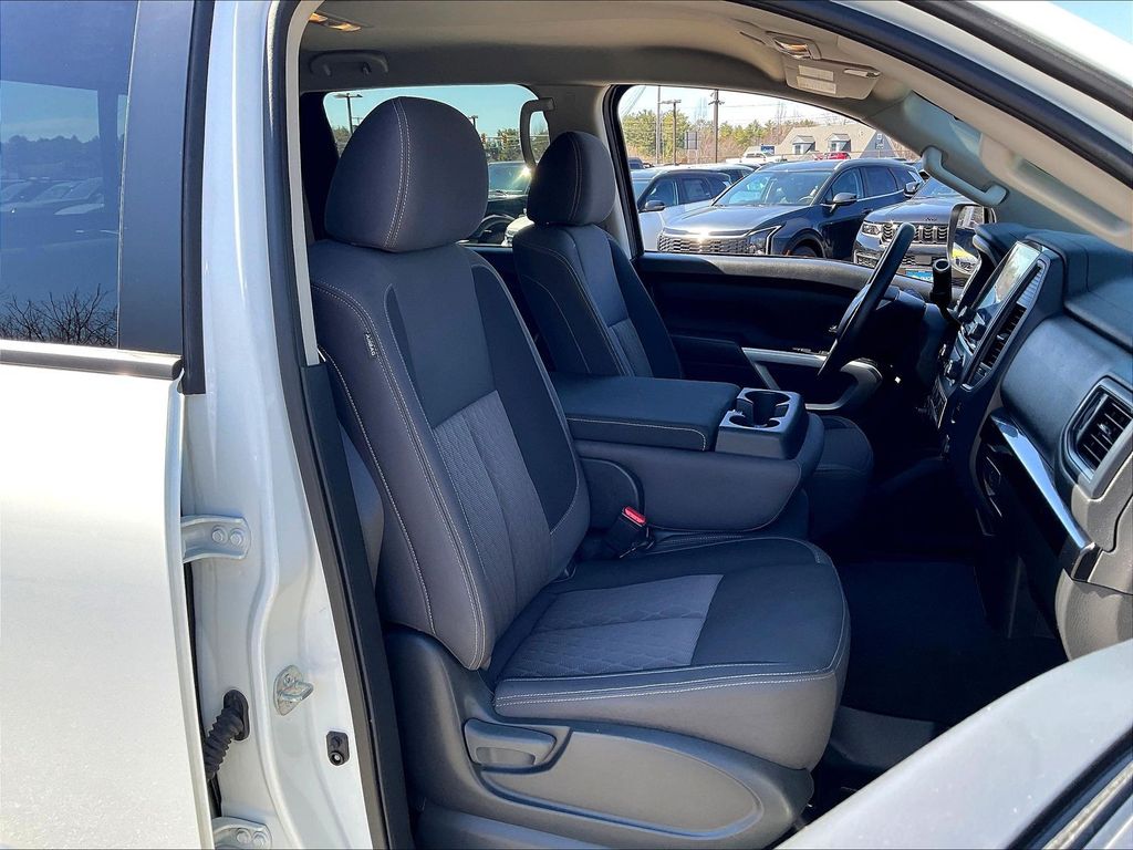 2024 Nissan Titan — photo 10