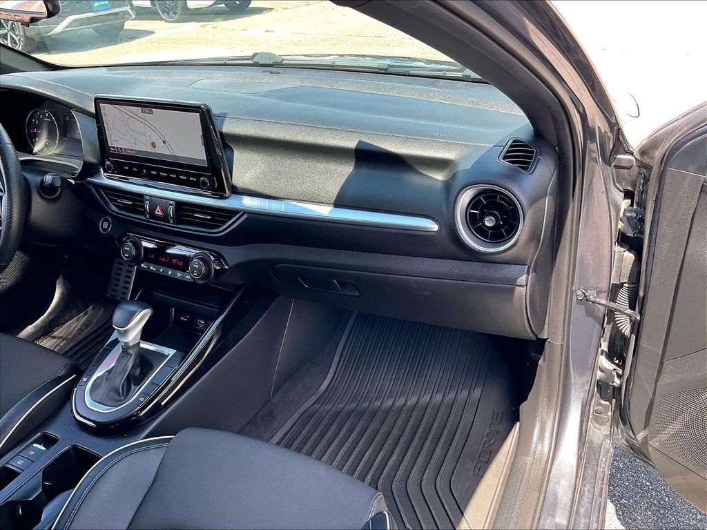 2023 Kia Forte — photo 12
