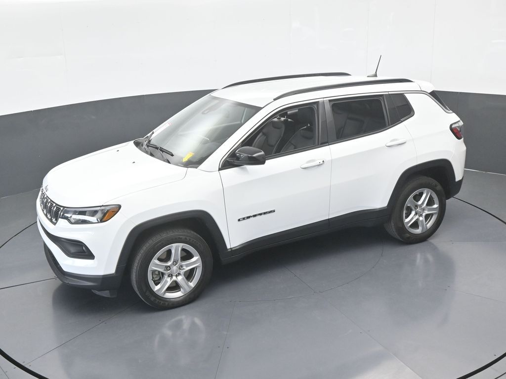Used 2023 Bright White Clearcoat Jeep Latitude image 11