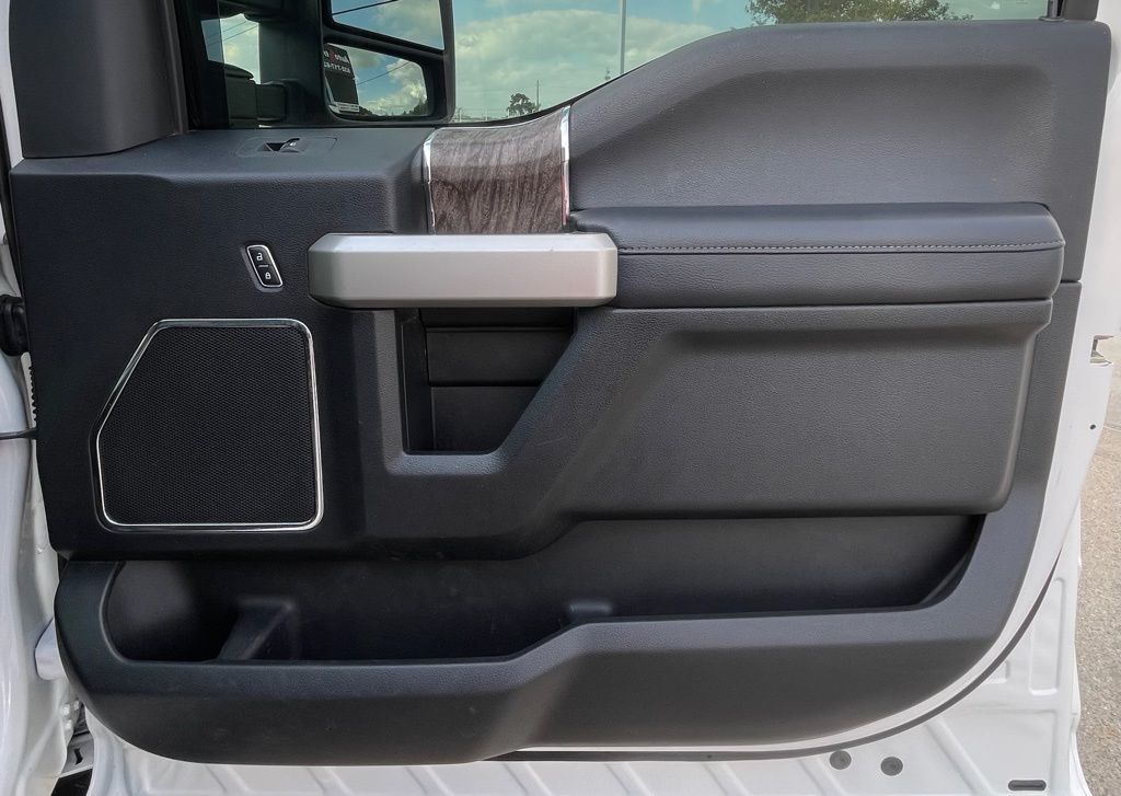 2017 Ford F-350SD Lariat White at Autostrade