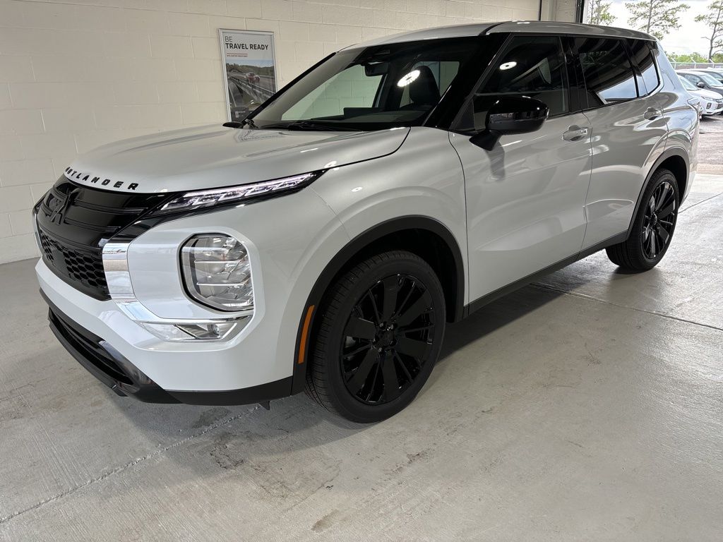 White 2026 Mitsubishi Outlander LE FWD SUV / Crossover Front-Wheel Drive Continuously Variable Transmission