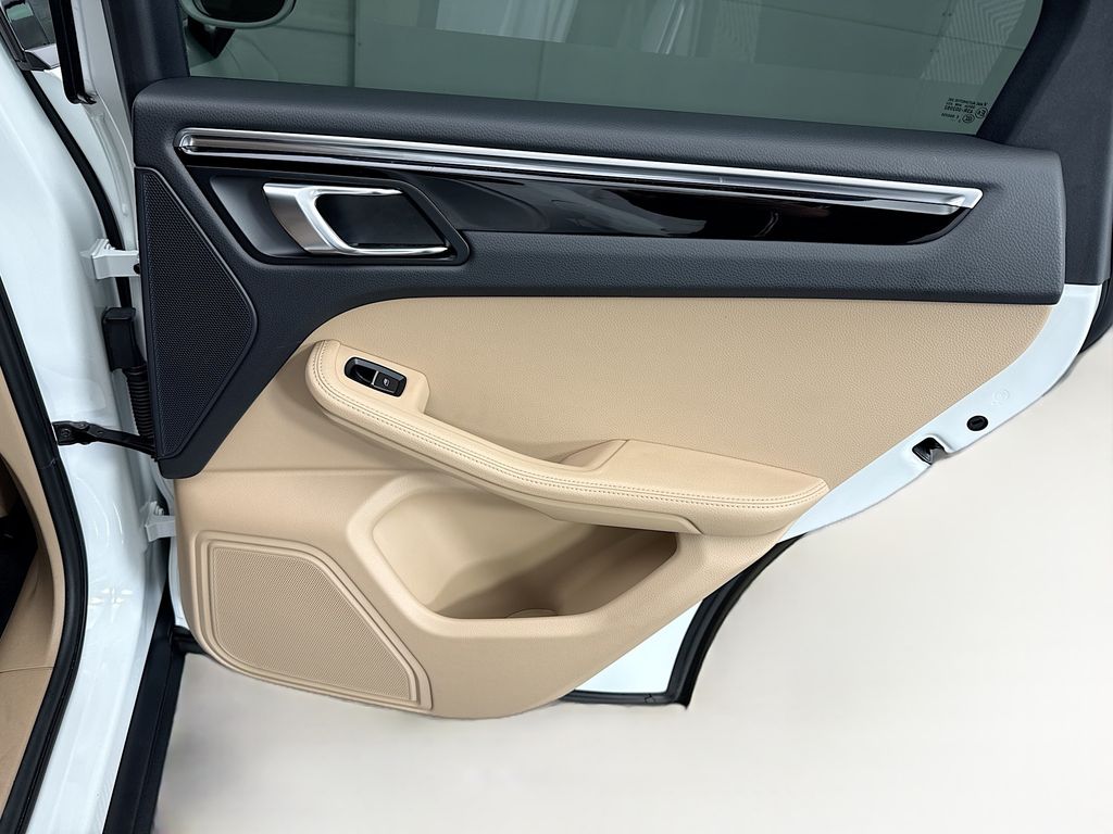 Thumbnail: 2023 Porsche Macan - 28