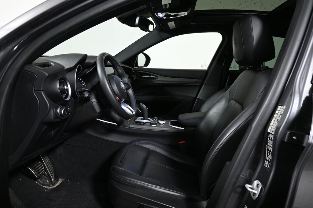 Thumbnail: 2022 Alfa Romeo Stelvio - 3