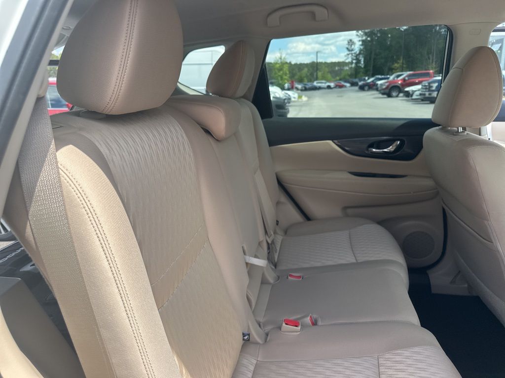 2018 Pearl White Nissan Rogue SV FWD SUV