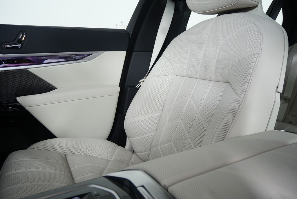 Thumbnail: 2026 BMW 7 Series - 24
