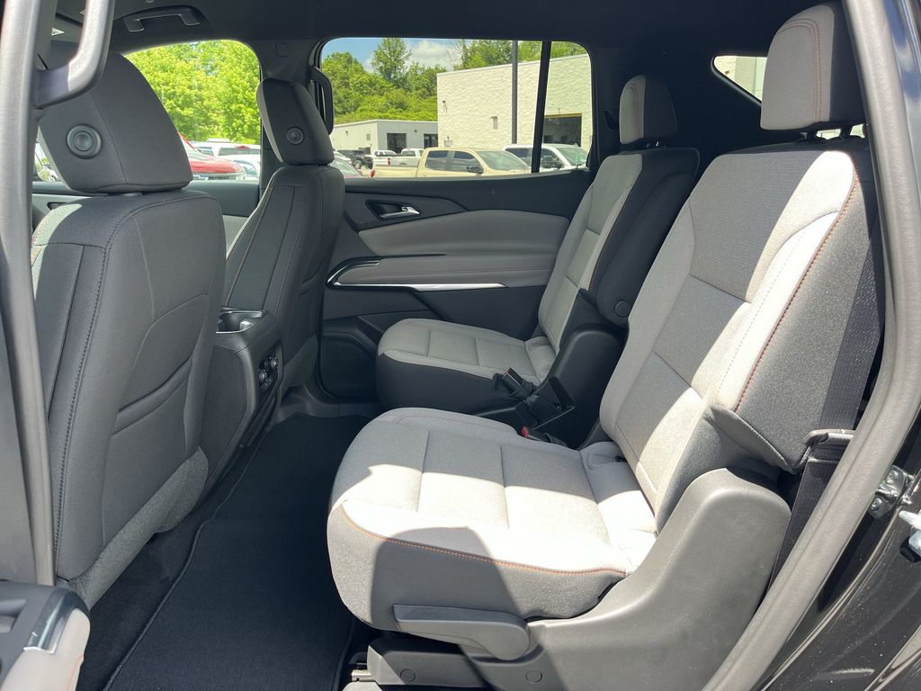 2025 Chevrolet Traverse LT photo