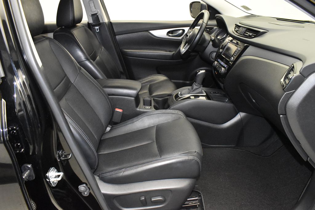 2020 Nissan Rogue Sport SL 28