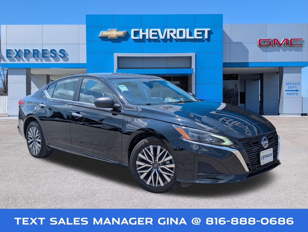 Super Black Clearcoat 2025 Nissan Altima Sedan Front-Wheel Drive Continuously Variable Transmission