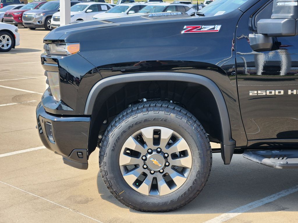 2025 Chevrolet Silverado 2500HD Custom photo 5