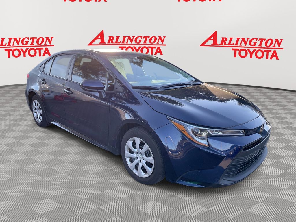 2024 Toyota Corolla LE's photo