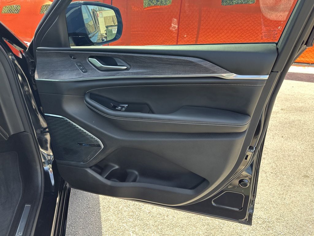 Used Car 2023 Jeep Grand Cherokee  Overland For Sale Under $40,000 In Austin, Texas