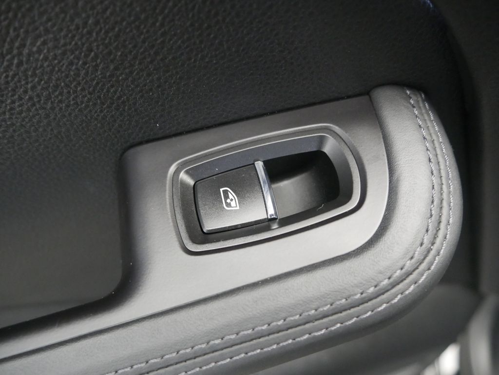 Thumbnail: 2023 Porsche Macan - 22