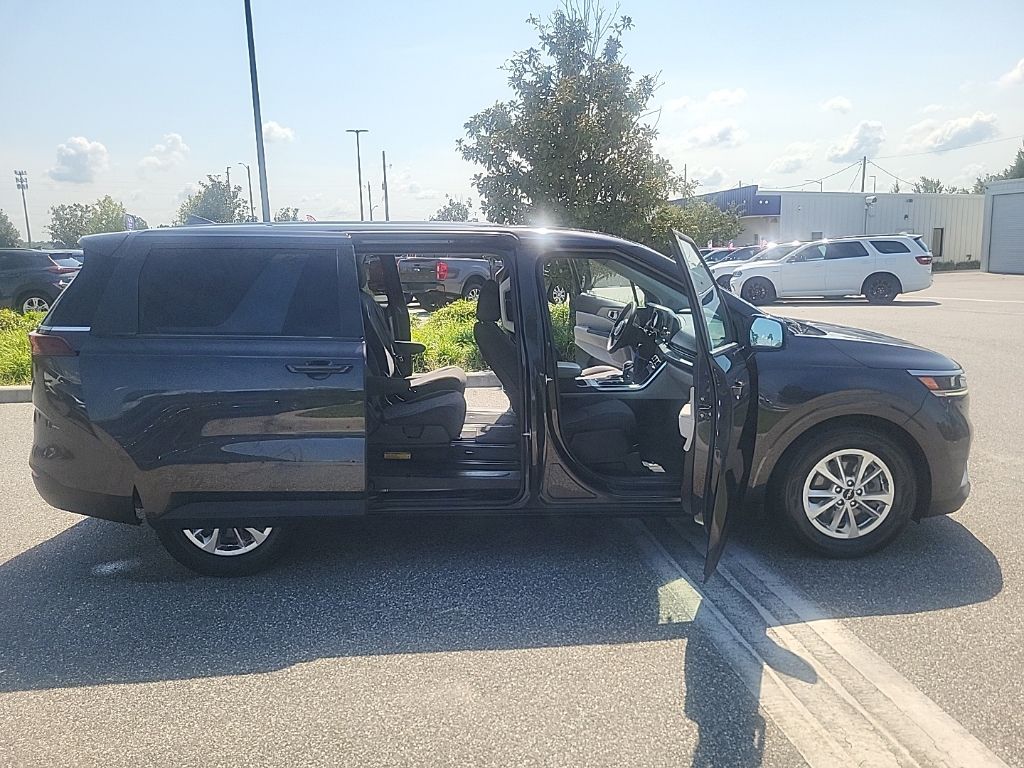 2022 Black Kia Carnival LX FWD Van