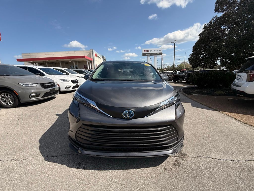 Celestial Silver Metallic 2025 Toyota Sienna LE 8-Passenger FWD Minivan Front-Wheel Drive Continuously Variable Transmission