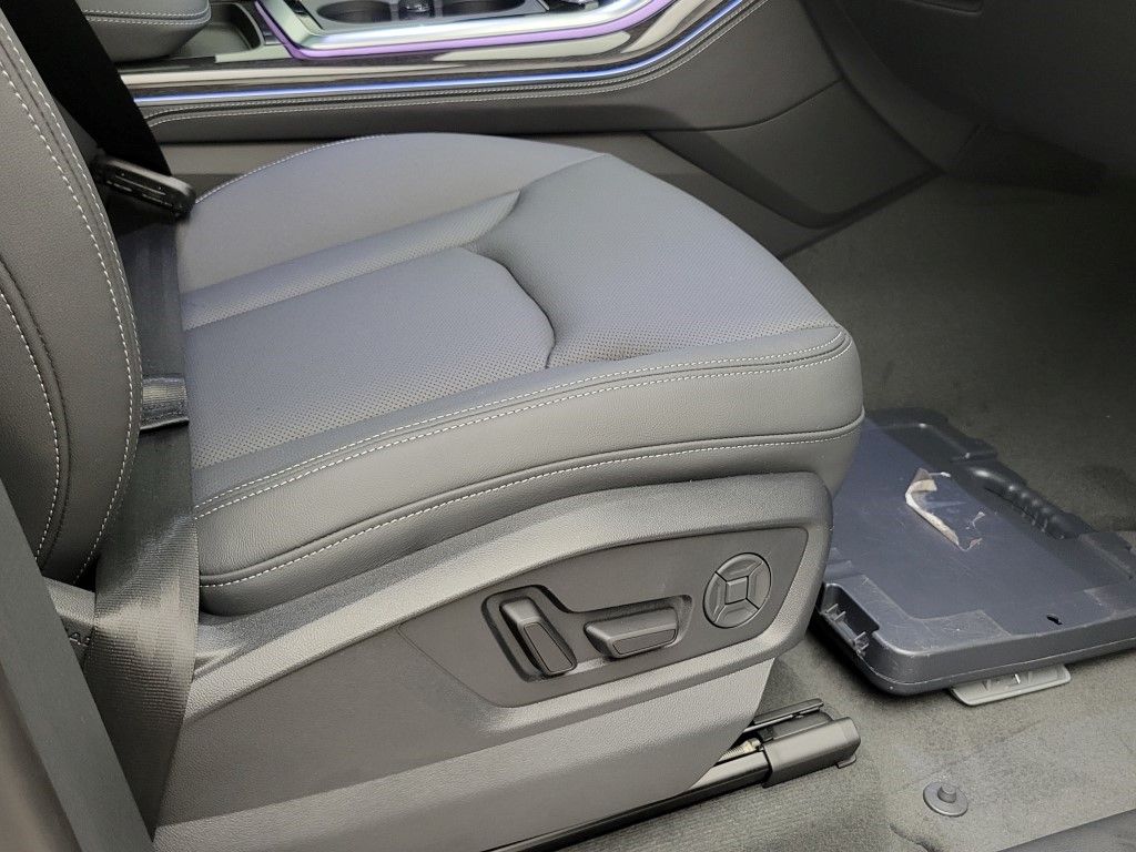 Thumbnail: 2026 Audi Q8 - 16