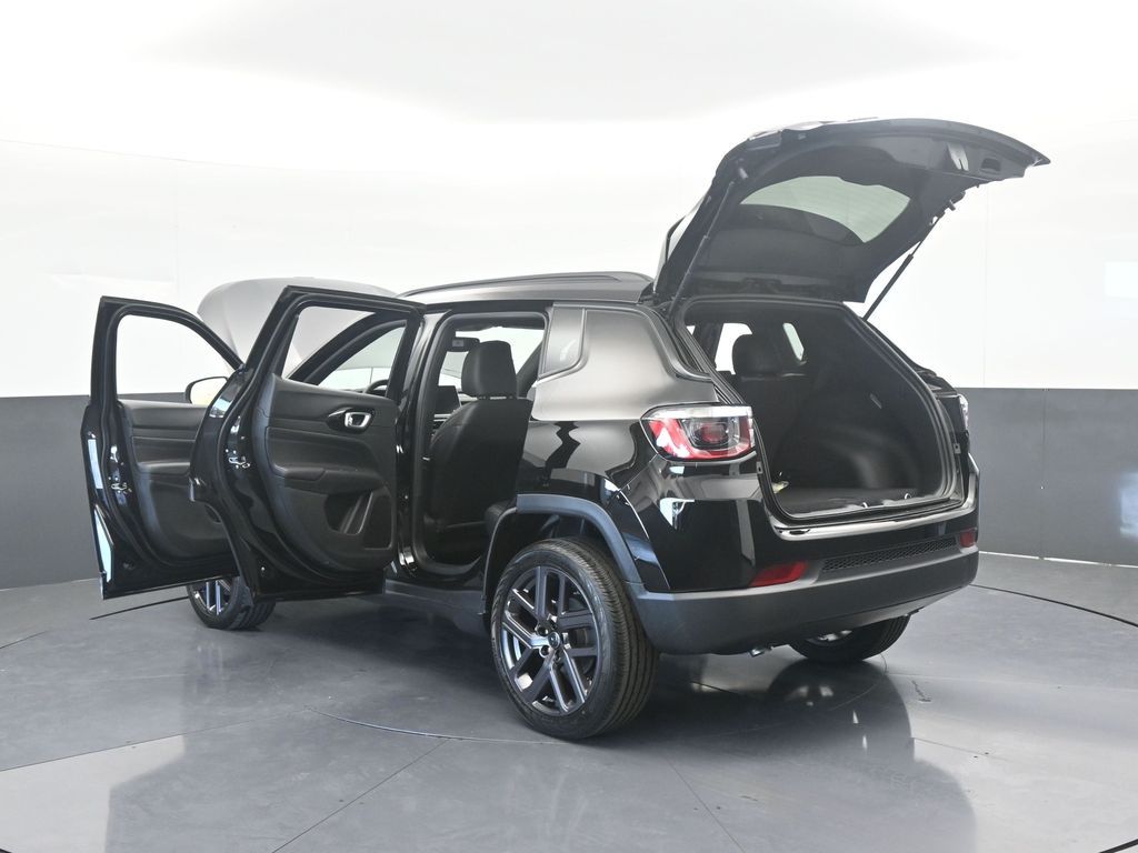 New 2026 diamond black crystal pearlcoat Jeep Latitude image 70