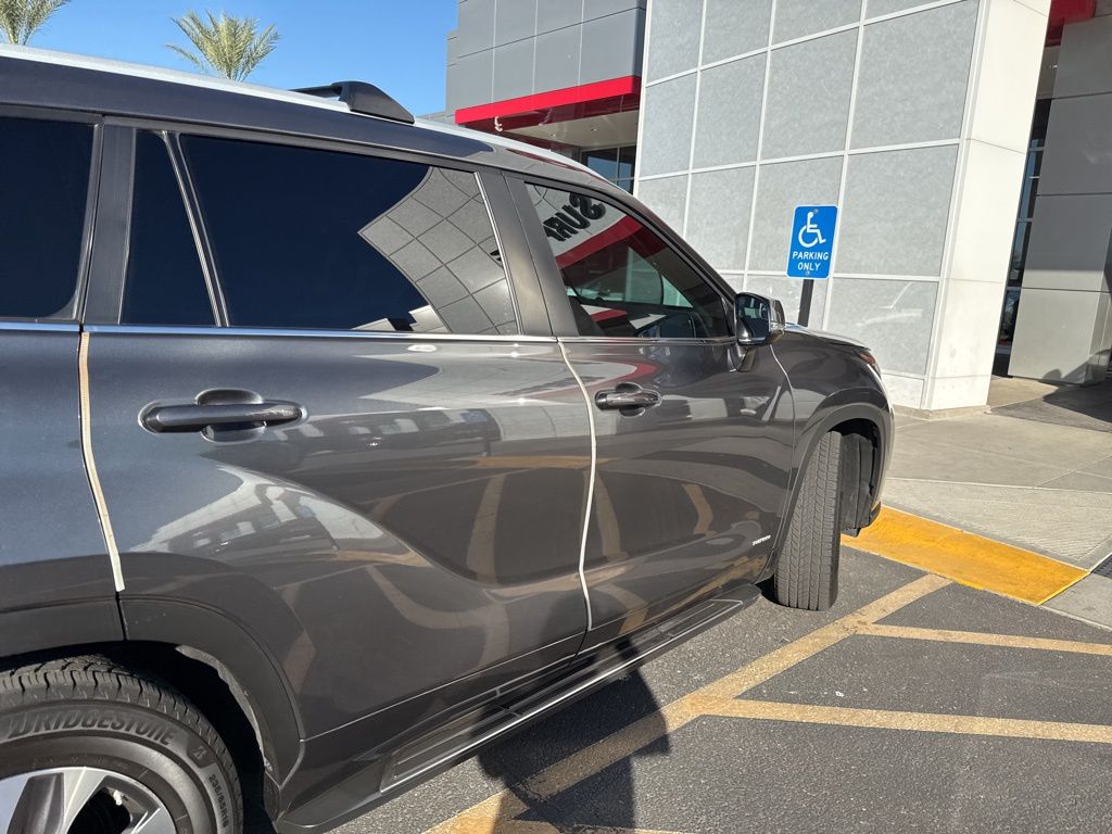Thumbnail: 2023 Toyota Highlander - 8