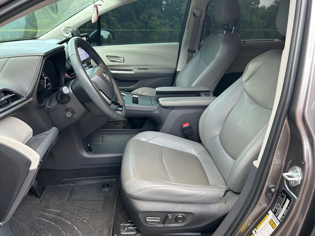 Thumbnail: 2022 Toyota Sienna - 16