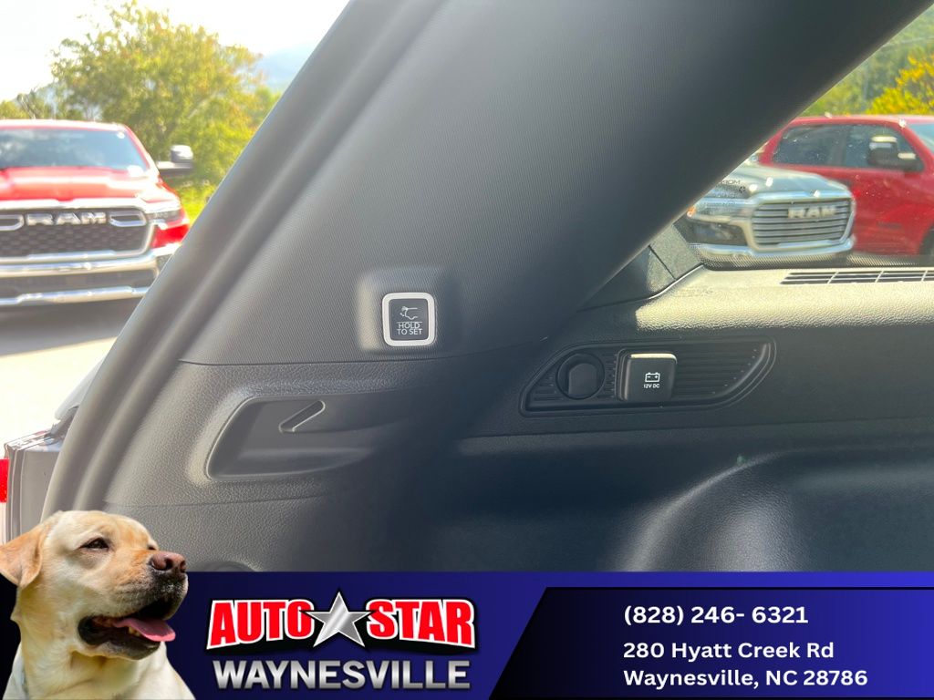 new 2025 Jeep Grand Cherokee car, priced at $47,990