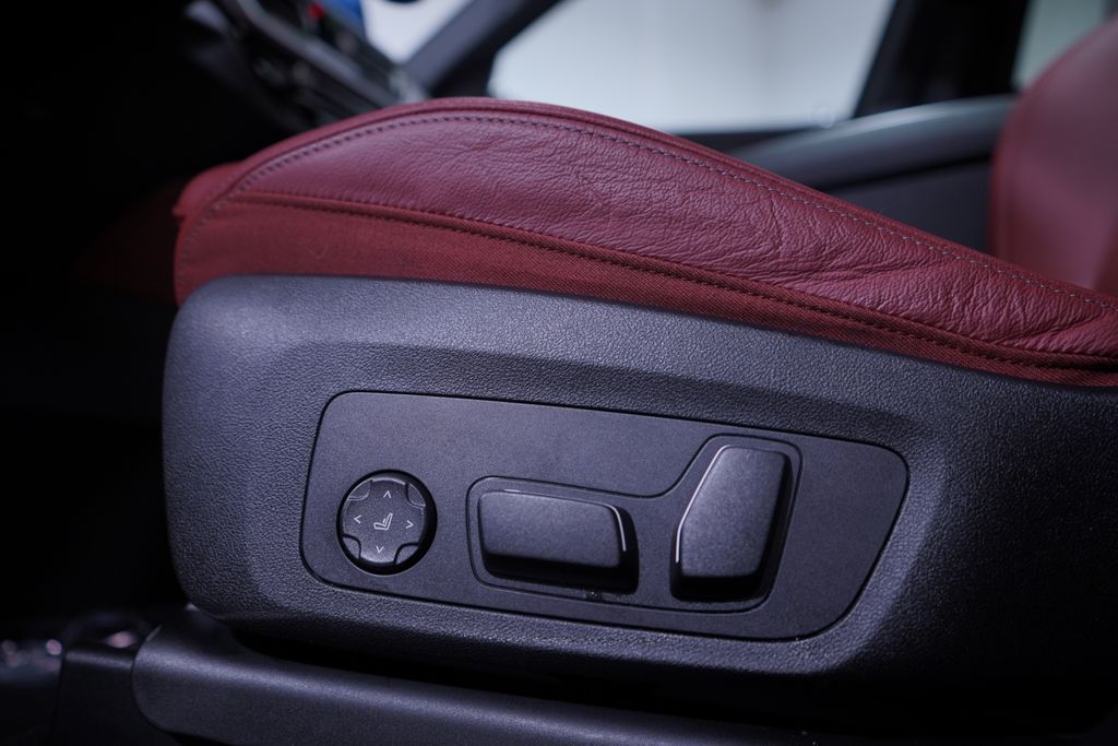 Thumbnail: 2025 BMW X4 - 18