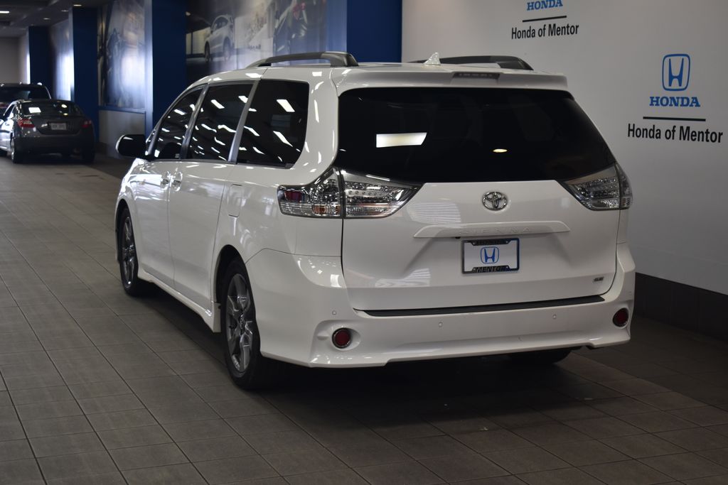 Thumbnail: 2019 Toyota Sienna - 3