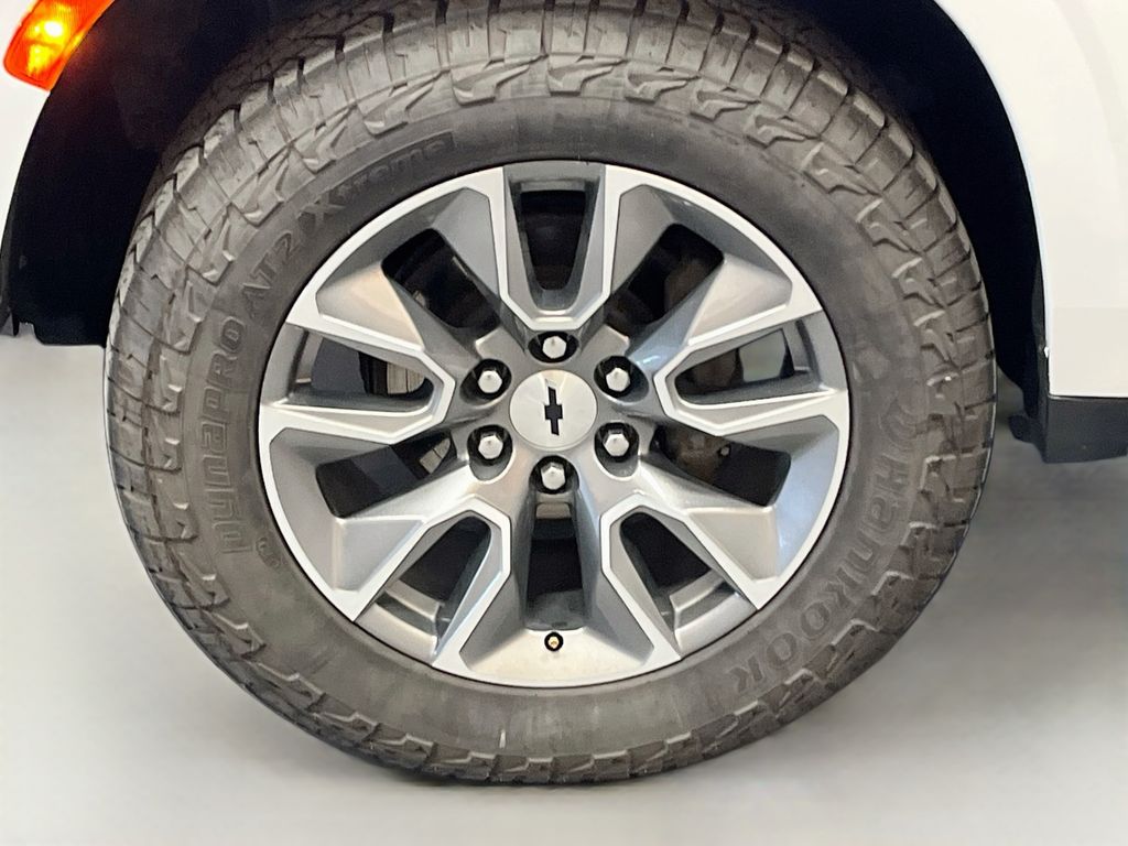 Used 2024 Summit White Chevrolet Z71 image 33