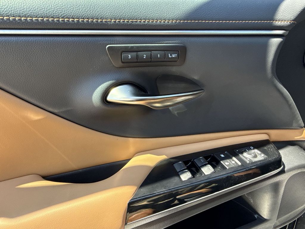 Thumbnail: 2025 Lexus ES - 29