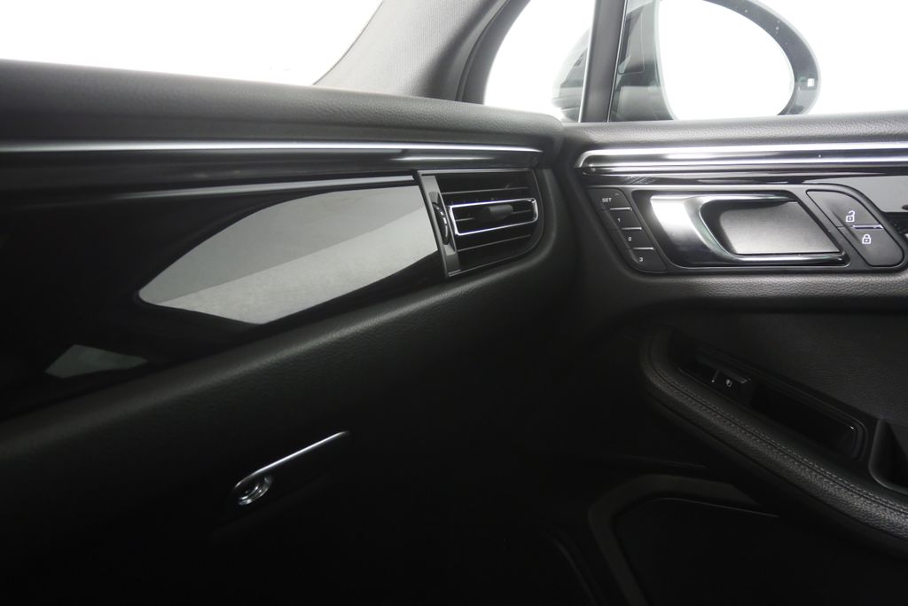 Thumbnail: 2020 Porsche Macan - 25