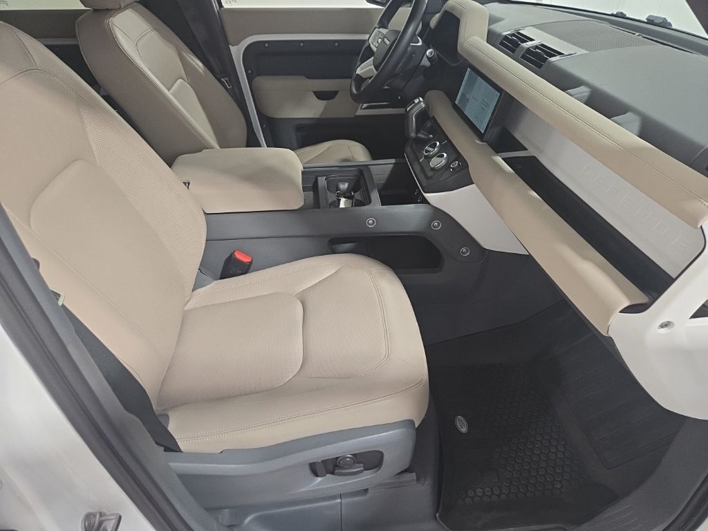 Used 2023  Land Rover S image 22