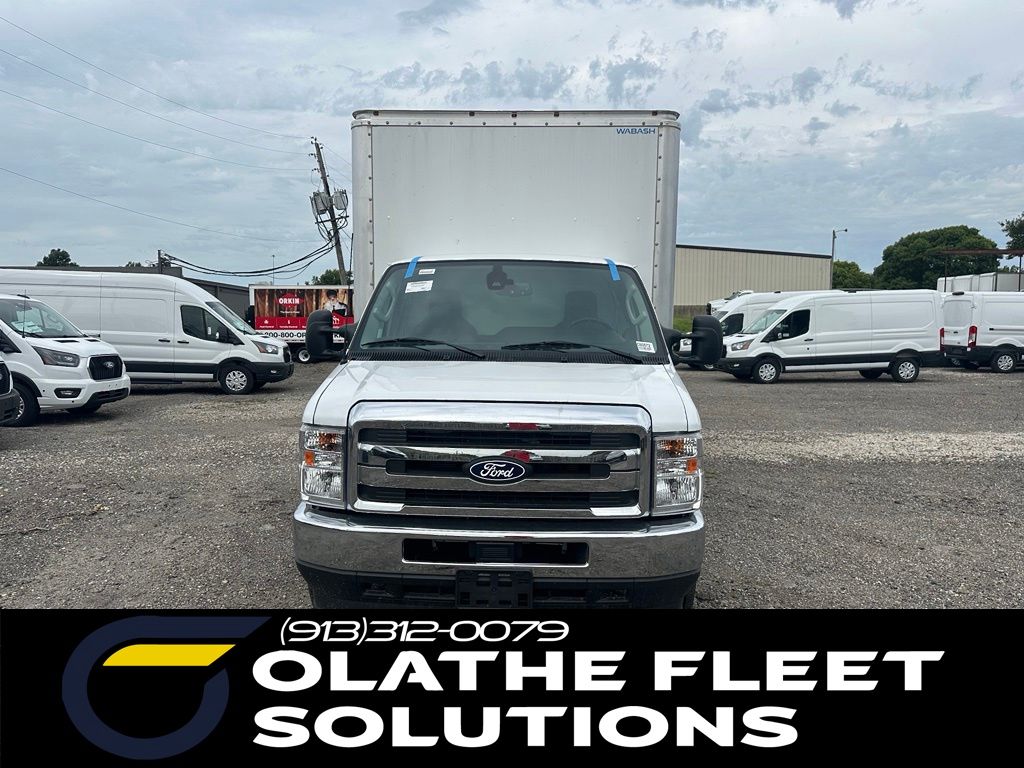 Oxford White 2026 Ford E-Series Chassis Pickup Truck Rear-Wheel Drive 6-Speed Automatic Overdrive