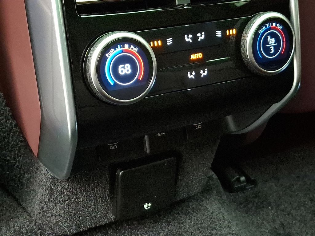 2025 Land Rover Range Rover SE 7