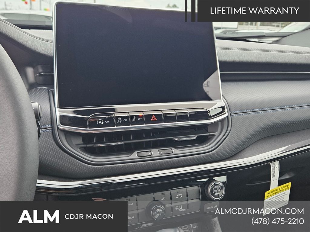 New 2026 Diamond Black Crystal Pearlcoat Jeep Latitude image 20
