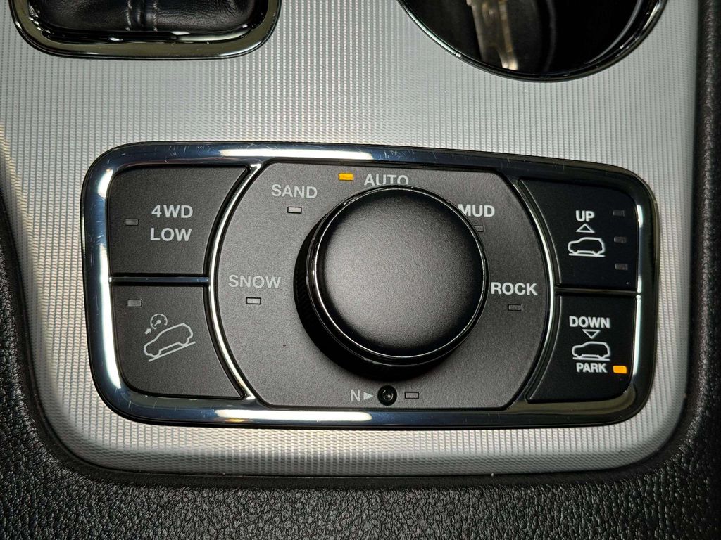 Used 2020 Ivory 3-Coat Jeep Summit image 15