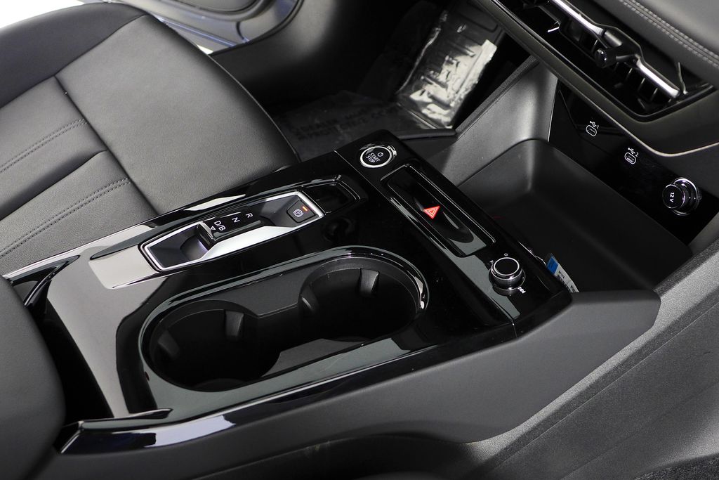 Thumbnail: 2025 Audi Q6 e-tron - 15