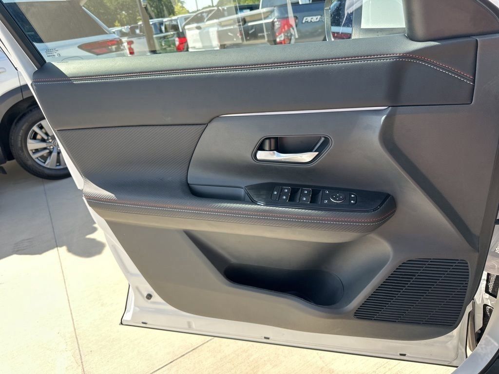 2025 Aspen White Tricoat Nissan Kicks SR FWD SUV