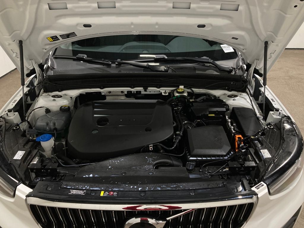 2025 Volvo XC40 B5 Core Bright Theme