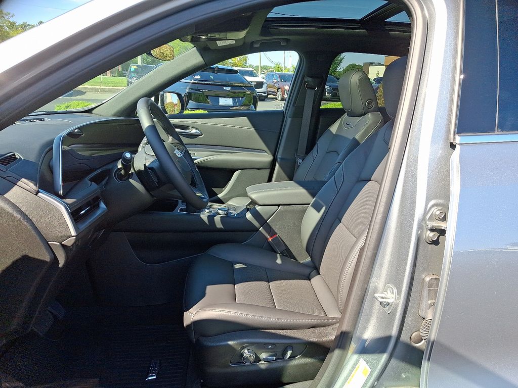 Thumbnail: 2025 Cadillac XT4 - 6