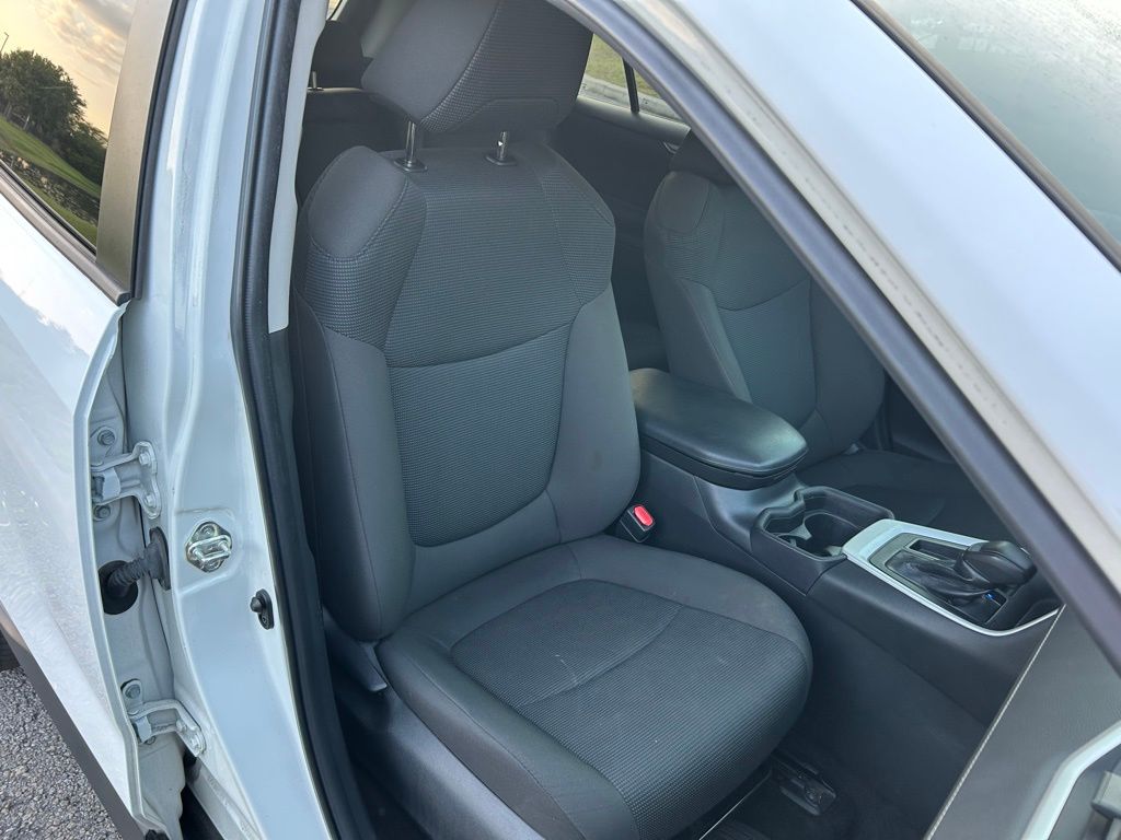 2021 Toyota RAV4 LE 14