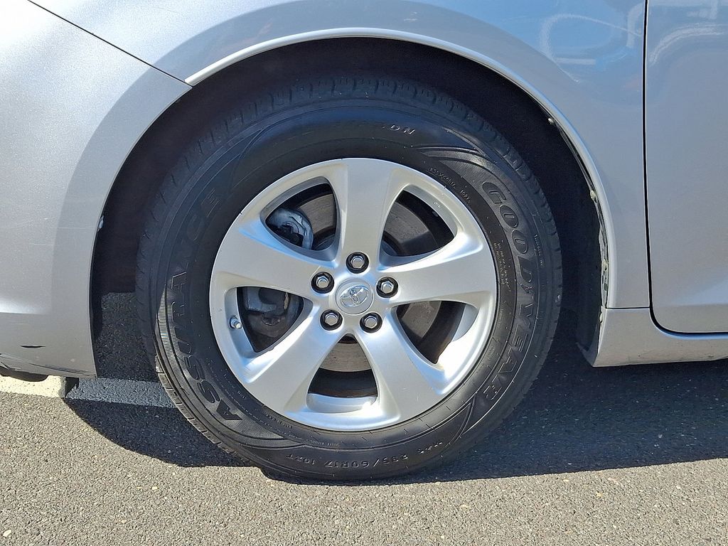 Thumbnail: 2014 Toyota Sienna - 8
