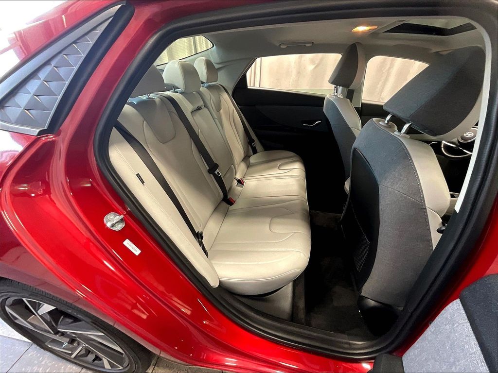 2025 Hyundai Elantra — photo 16