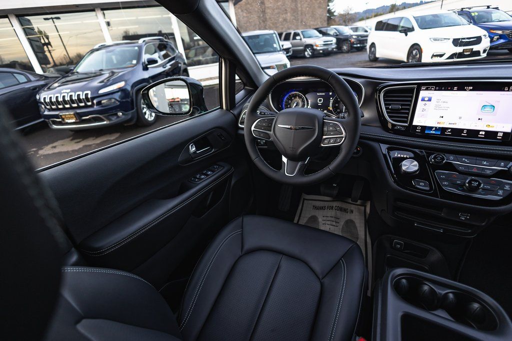 2026 Chrysler Pacifica Select thumbnail 21