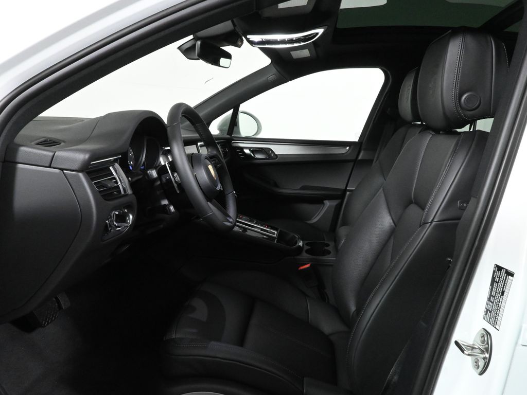 Thumbnail: 2026 Porsche Macan - 5
