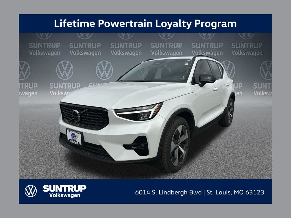 2023 Volvo XC40 B5 Plus Dark Theme AWD