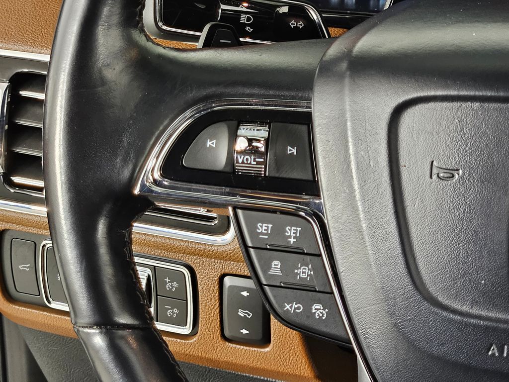 Thumbnail: 2022 Lincoln Navigator - 30